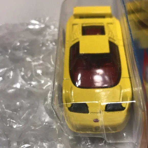 Hot wheels 1994 Bugatti EB 110 SS Yellow in high demand and highly collectible - Picture 4 of 6